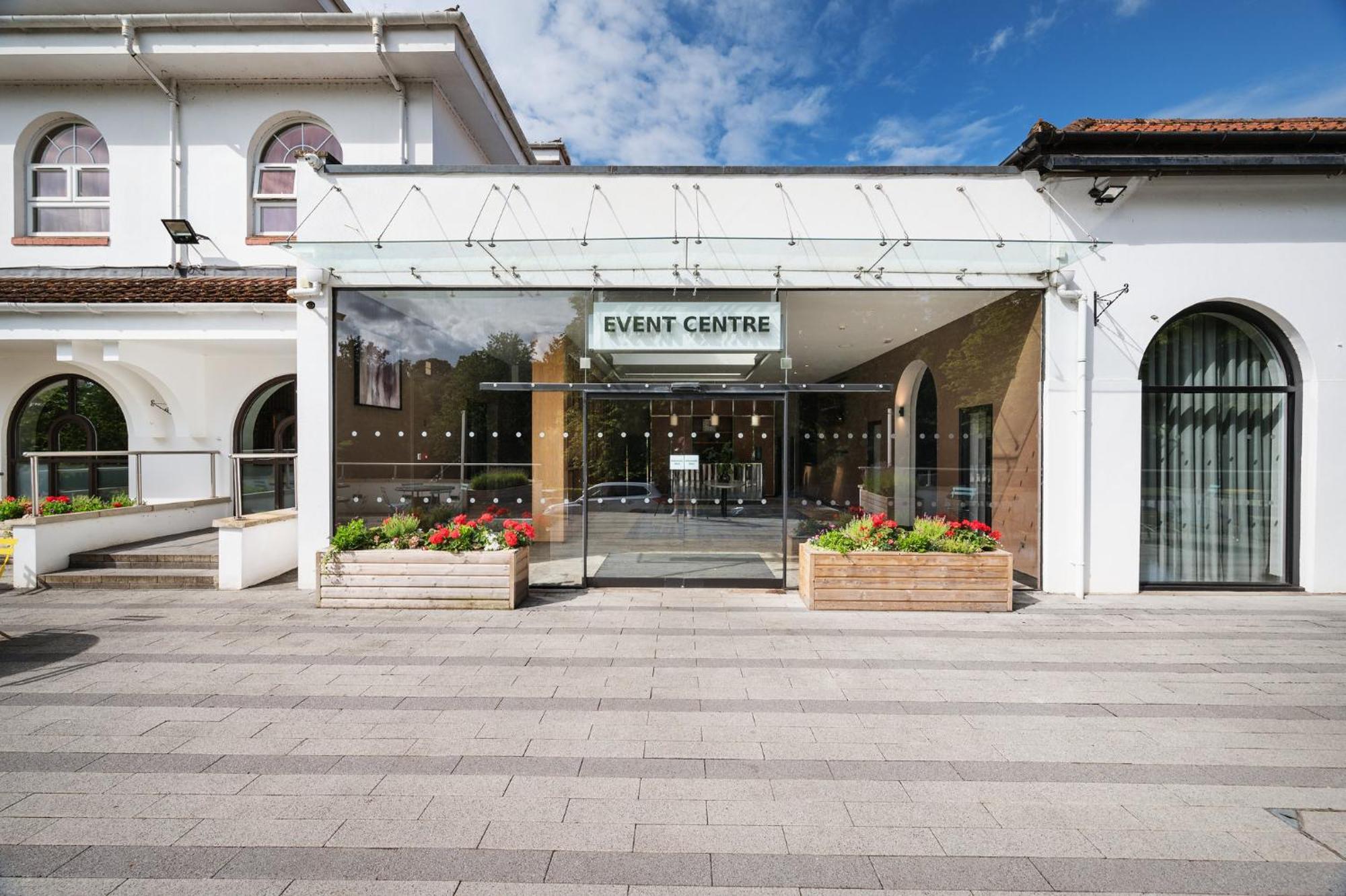 Crowne Plaza Gerrards Cross By Ihg Hotel Beaconsfield Exterior photo